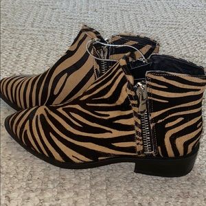 Short tiger skin booties
